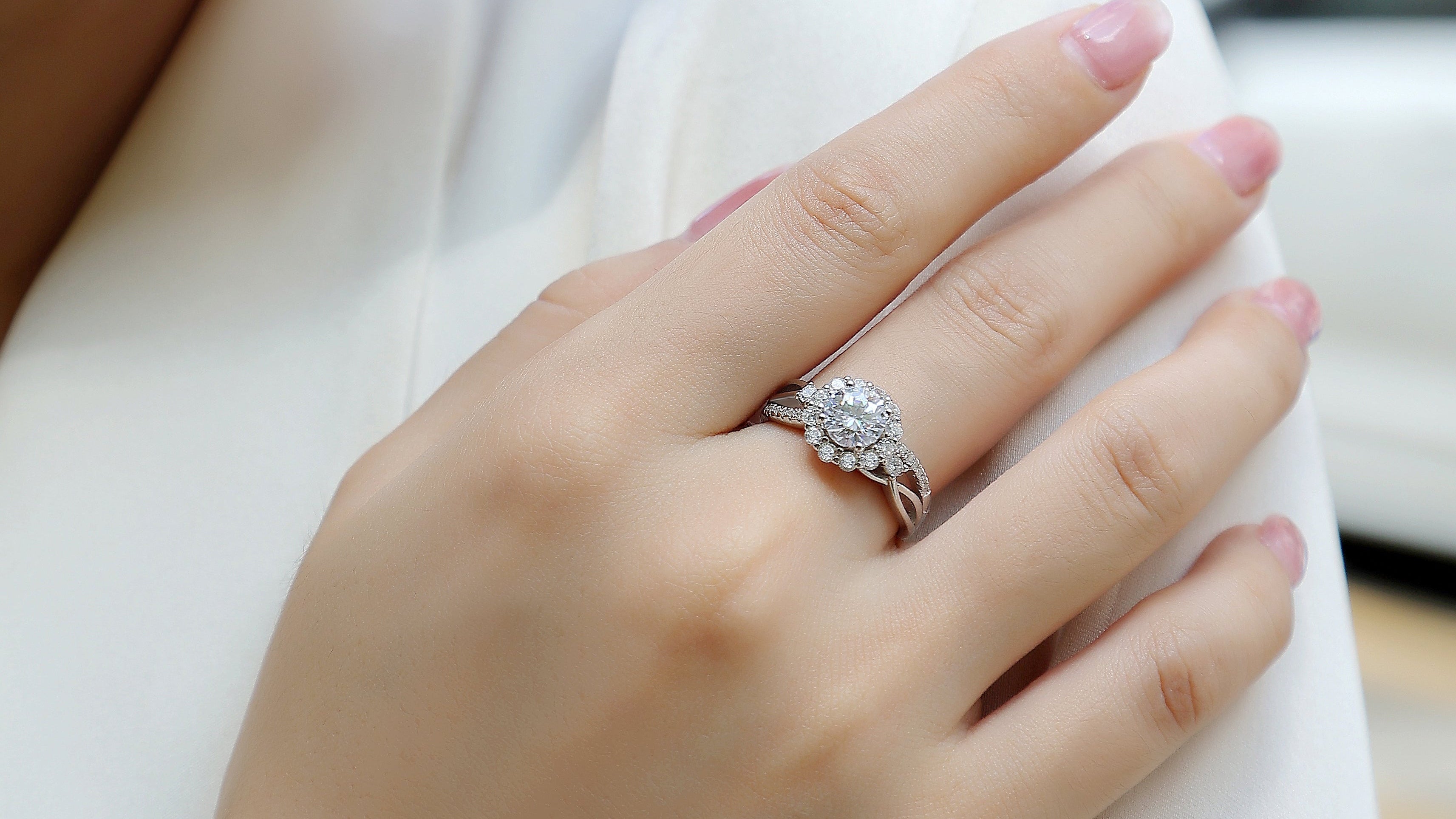 18K Gold Aurora Diamond Ring